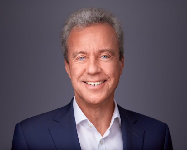 An headshot of Dr. Chris Harris who is the CEO of Evolito Ltd